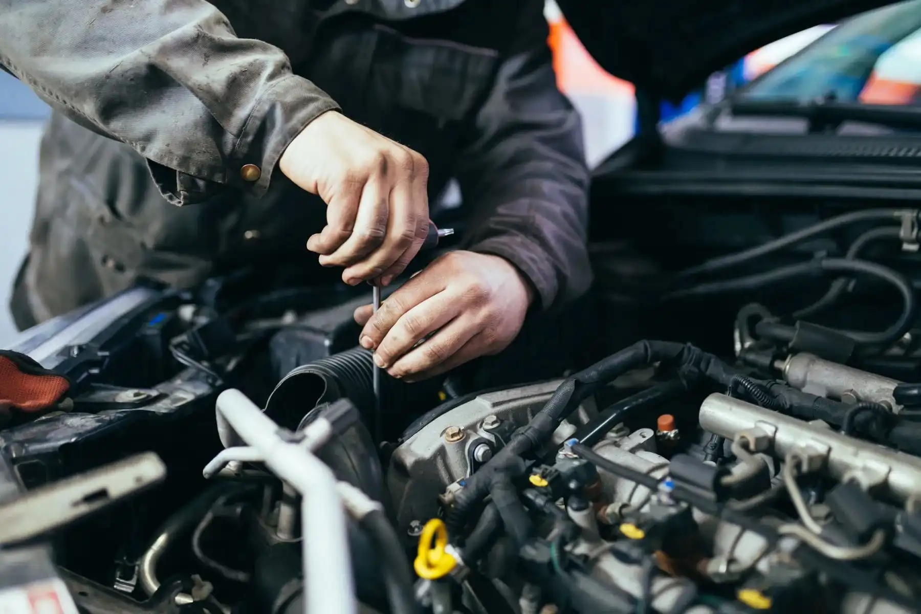 Automechaniker repariert Auto