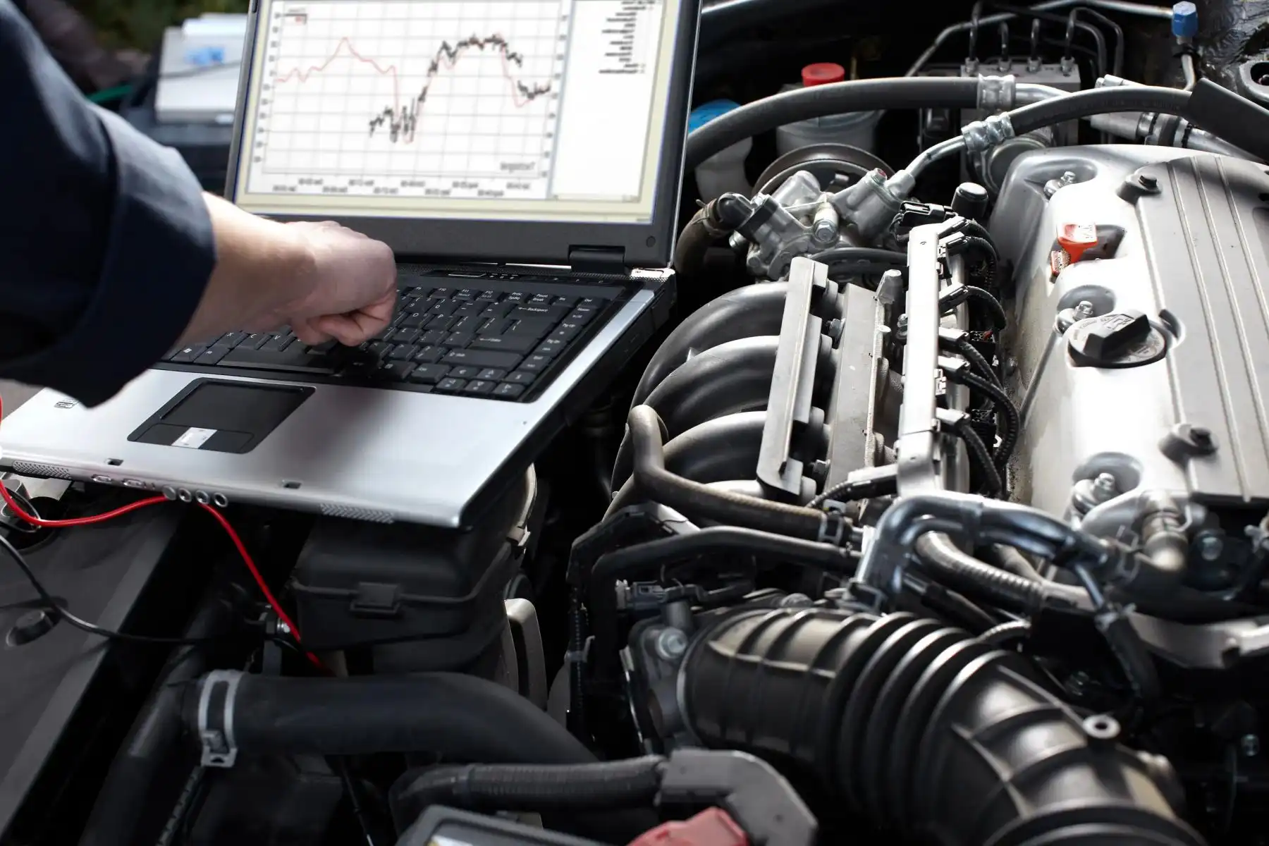 Automechaniker, der in einer Autoreparaturwerkstatt arbeitet.