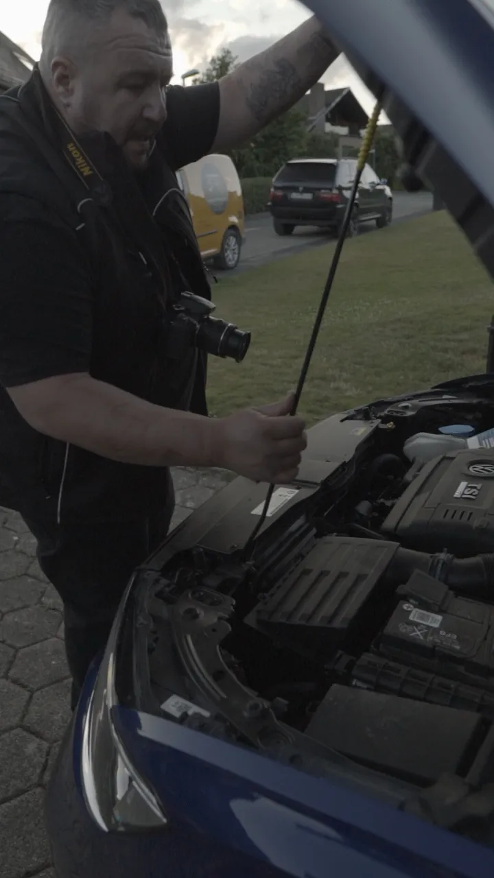 Komotineos - Mechaniker, der das Auto repariert