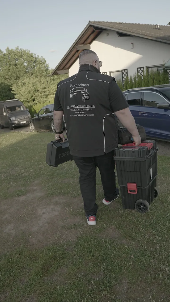 Komotineos - Automechaniker mit Werkzeug