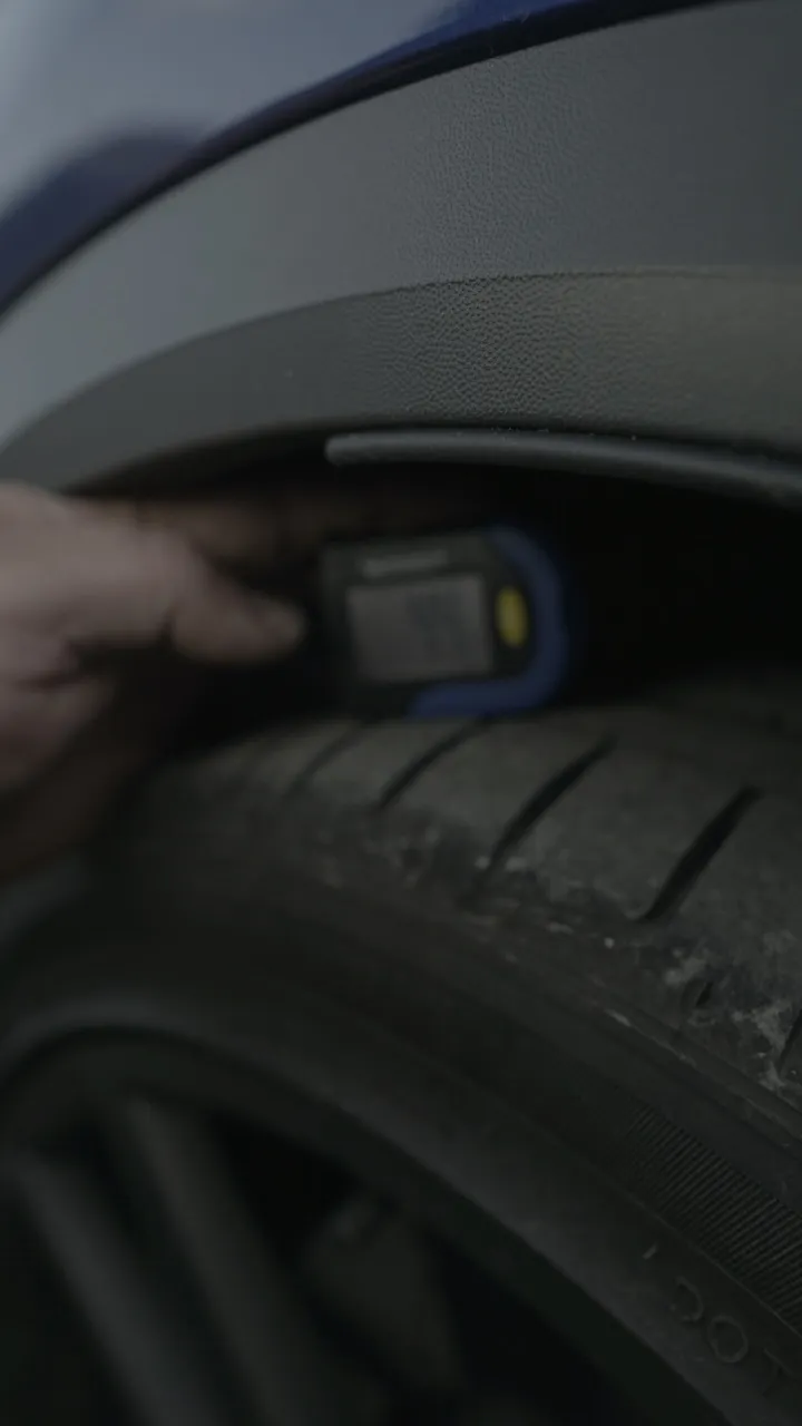 Komotineos - Automechaniker mit Werkzeug