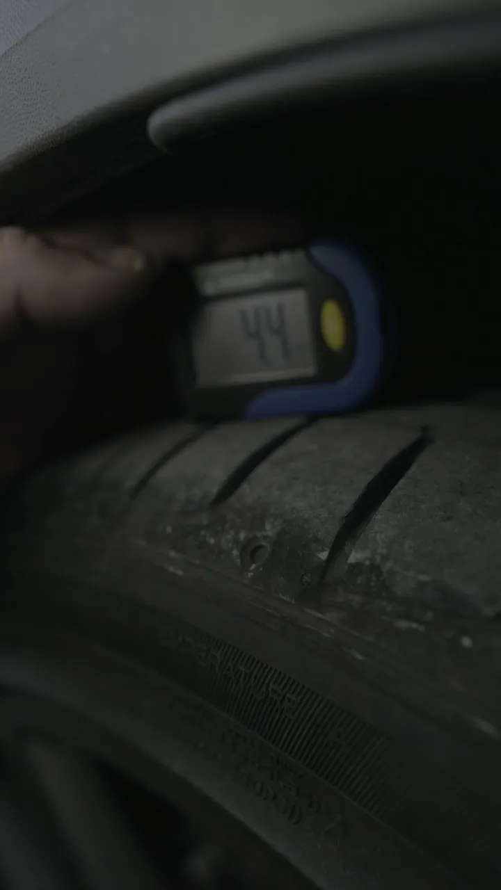Komotineos - Automechaniker mit Werkzeug