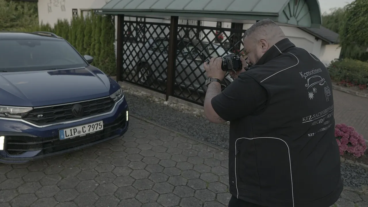 Komotineos - Automechaniker mit Kamera